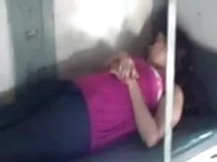 प्रसन्न गोरा कई वस्तुओं का उपयोग करता है ताकि खुशी मिल सेक्सी फिल्म फुल एचडी में सके