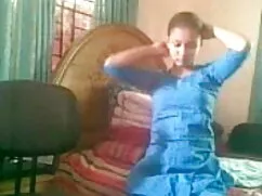 वेब कैमरा लड़की सेक्सी पिक्चर हिंदी फुल मूवी उसे लाइव blowjob के साथ आश्चर्यचकित करती है फिर हस्तमैथुन करती है