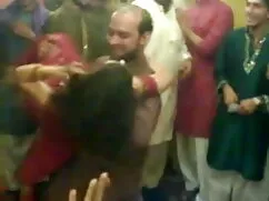 आदमी अपने मुर्गा चूसा हो जाता है, अंधेरे बालों वाली सेक्सी वीडियो फुल मूवी लड़की fucks
