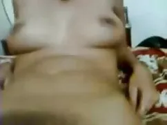 जब आसपास कोई मुर्गा नहीं है, तो दादी उसे मुट्ठी में चोदती हिंदी सेक्सी वीडियो फुल मूवी है