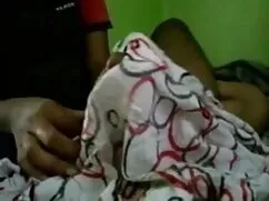 एक मुर्गा का हिंदी फुल सेक्सी मूवी आनंद ले रहे मध्य आयु के युगल