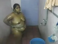 बिस्तर पर गड़बड़ बालों वाली झाड़ी हिंदी में सेक्सी फुल मूवी के साथ पुरानी खोपड़ी